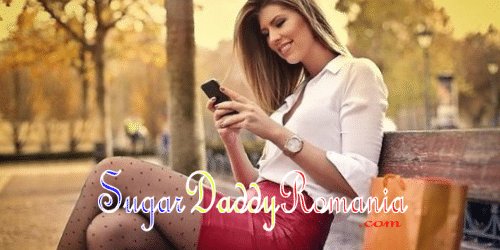 fată care stă pe o bancă discută cu telefonul mobil