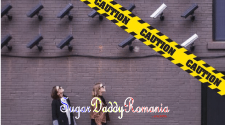 Bărbatul și femeia se uită la camerele de supraveghere