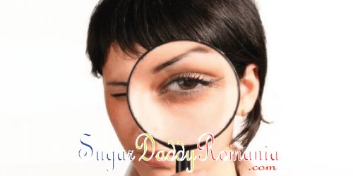 fată drăguță cercetând cu lupa