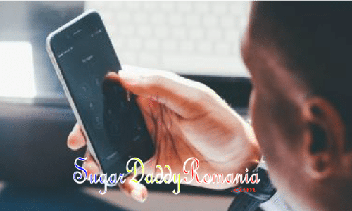 Bărbatul trimite un mesaj text pe telefonul său mobil.
